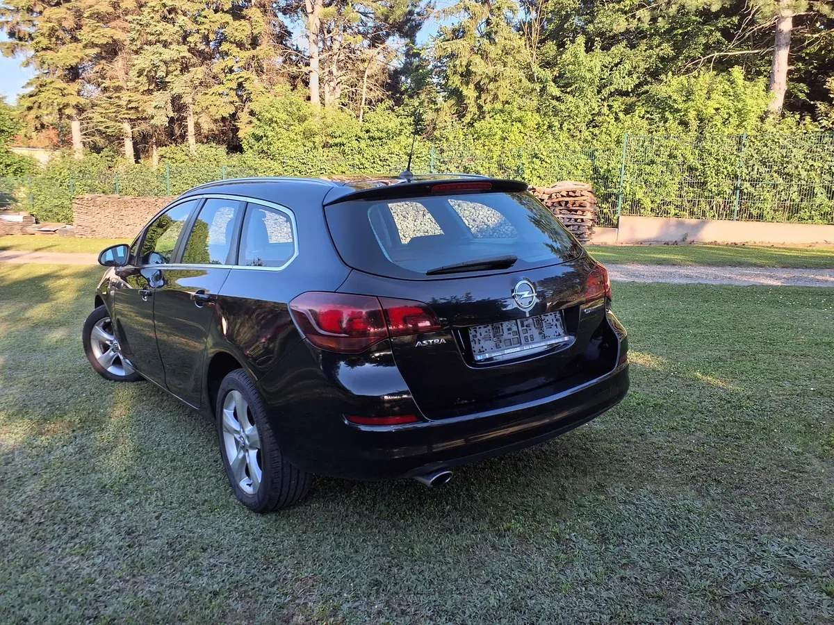 Opel Astra 2011 photo 2