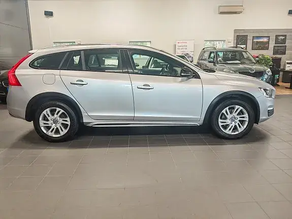 Volvo V60 Cross Country 2017 photo 2