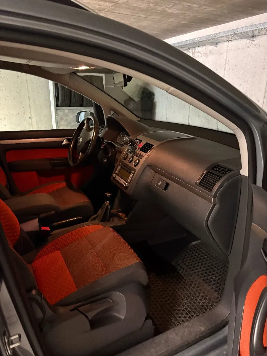 Volkswagen Touran 2009 photo 2