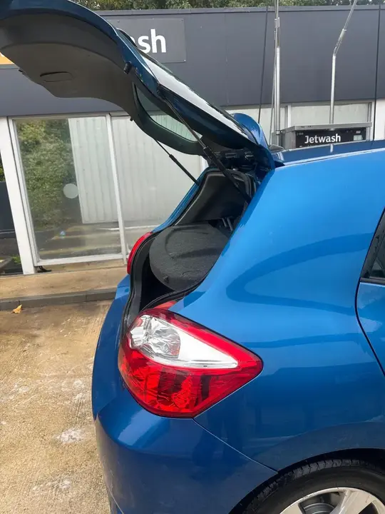 Toyota Auris 2011 photo 2