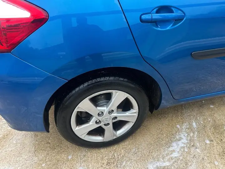 Toyota Auris 2011 photo 3