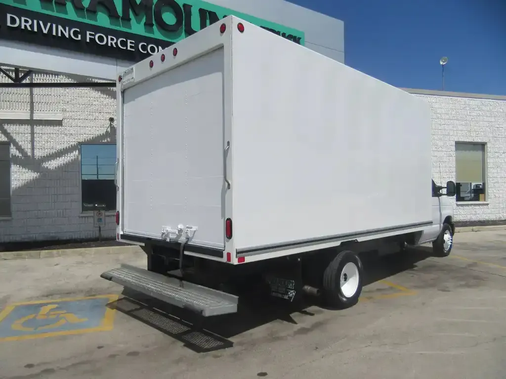 Ford E-450 2025 photo 2