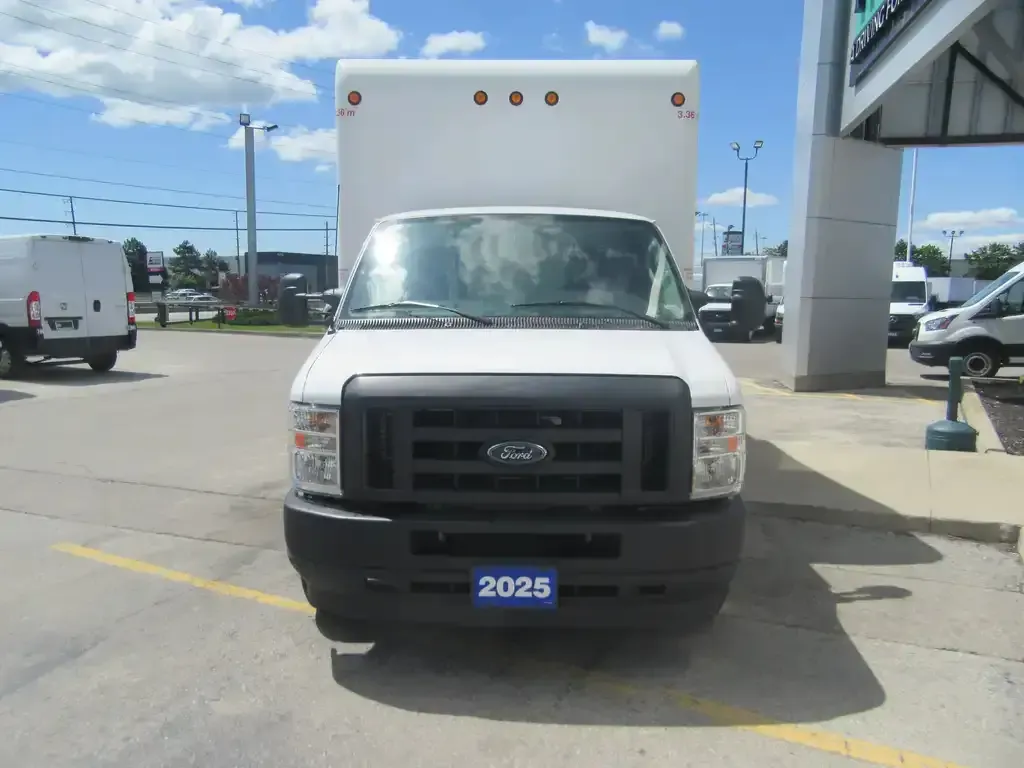 Ford E-450 2025 photo 3