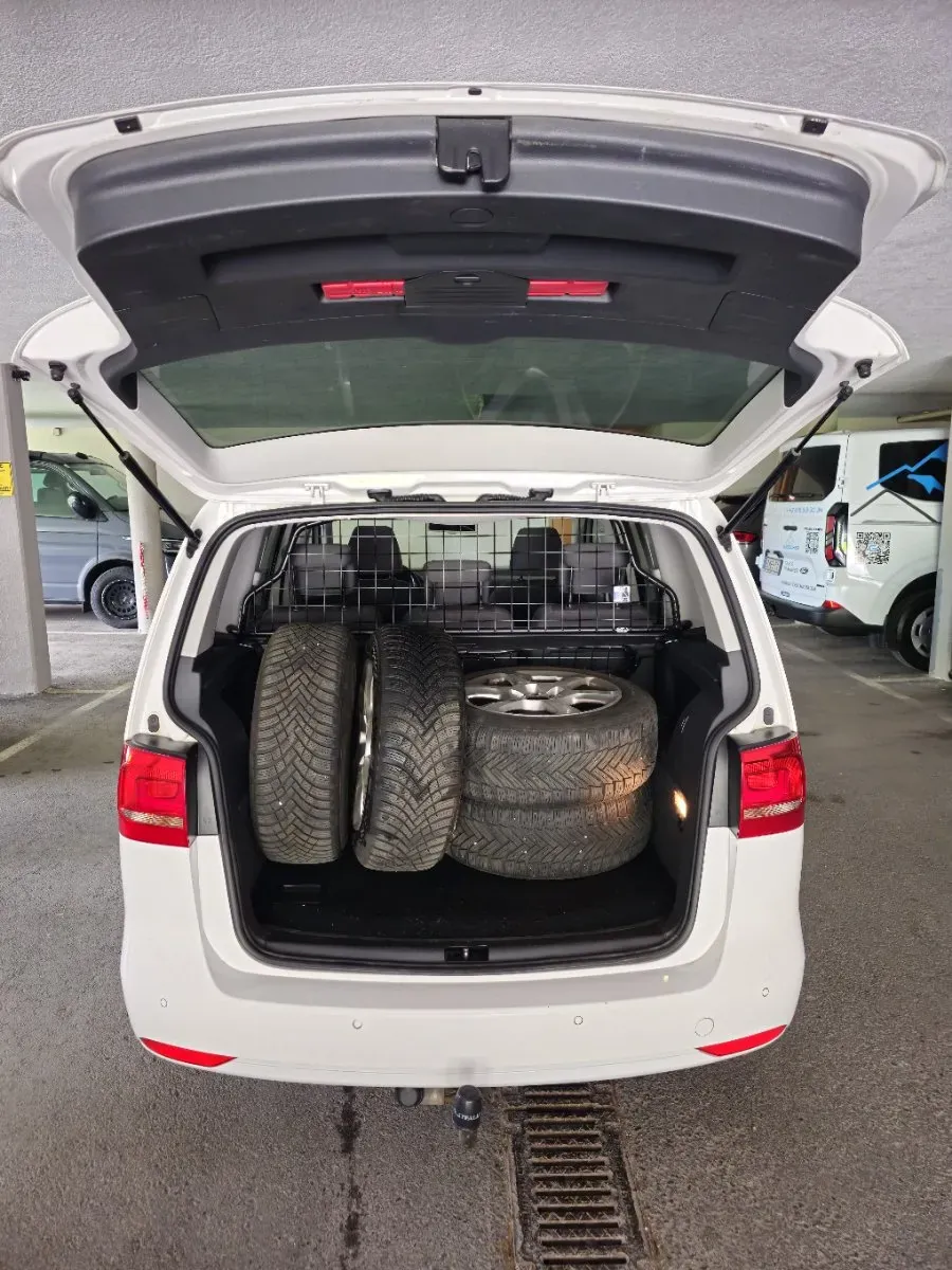 Volkswagen Touran 2012 photo 3