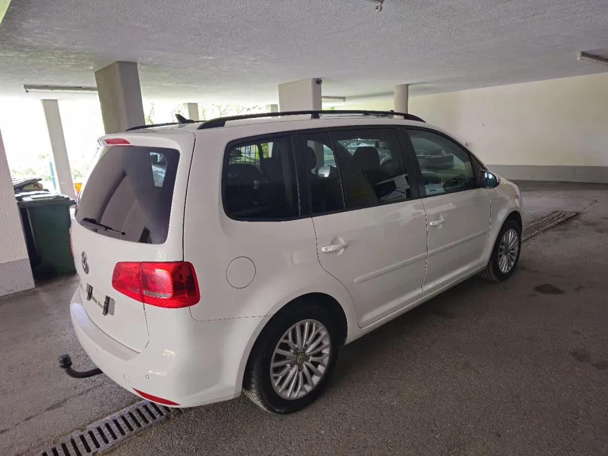 Volkswagen Touran 2012 photo 2