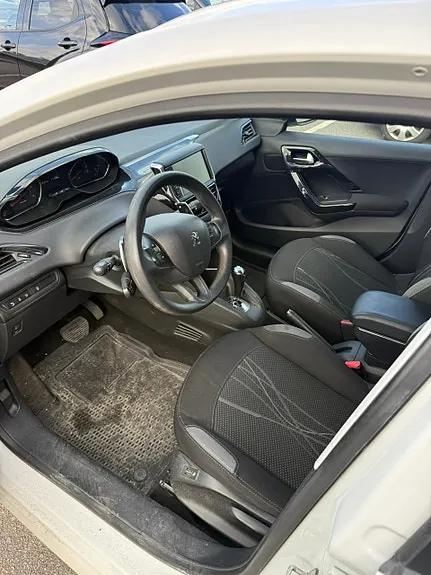 Peugeot 208 2015 photo 5