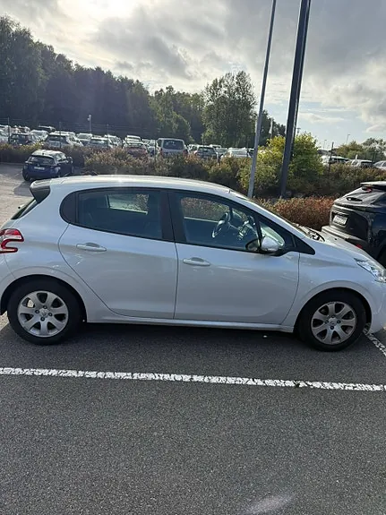 Peugeot 208 2015 photo 3