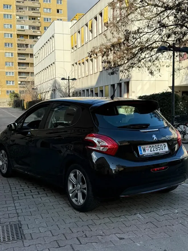 Peugeot 208 2013 photo 2