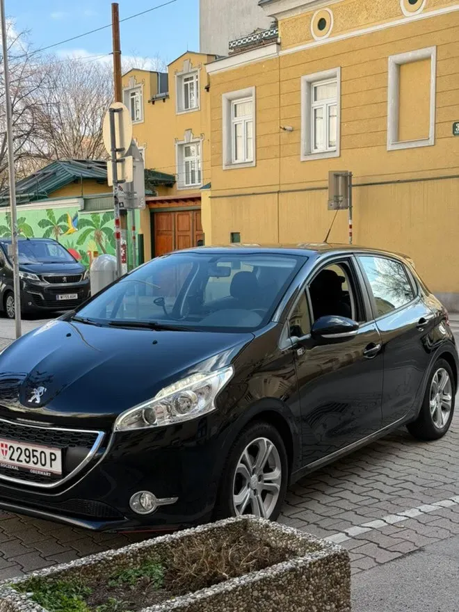 Peugeot 208 2013 photo 3