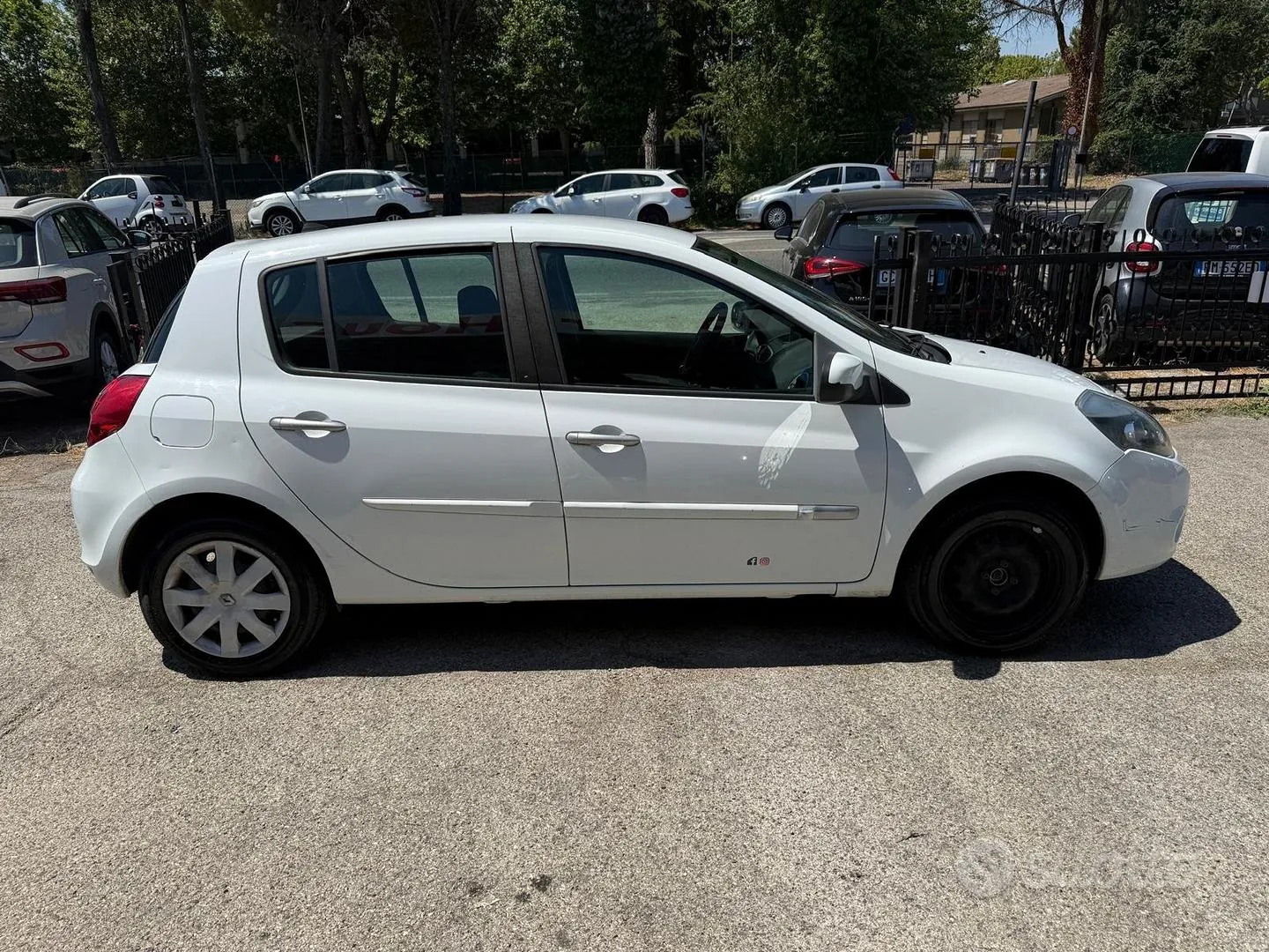 Renault Clio 2010 photo 2