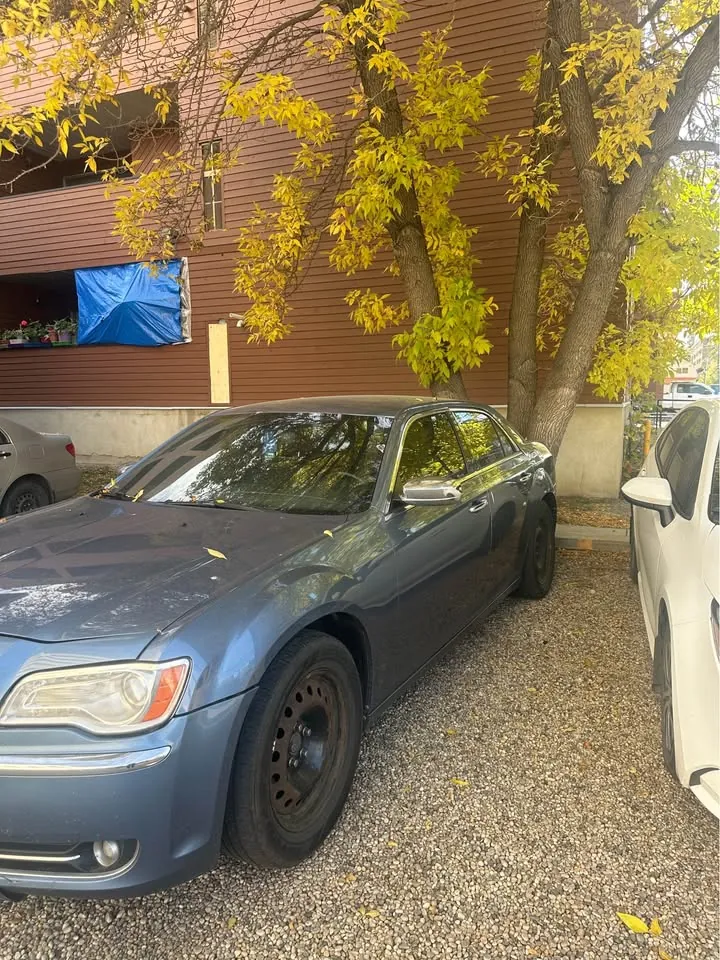 Chrysler 300 2011 photo 2