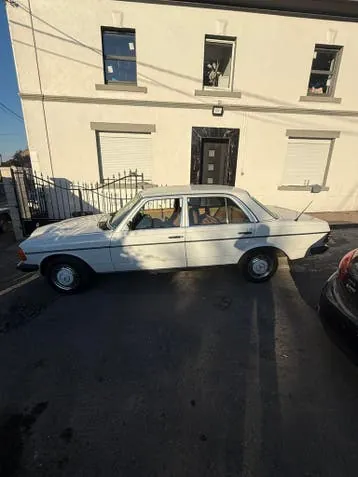 Mercedes-Benz 240 D 1982 photo 2