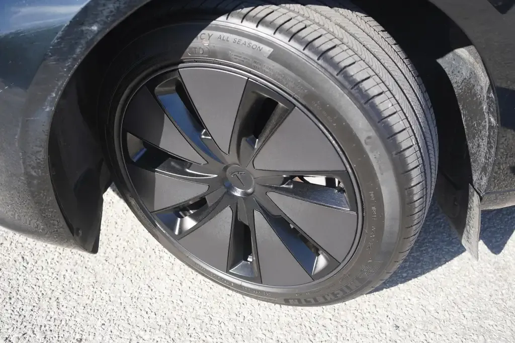 Tesla Model 3 2025 photo 2