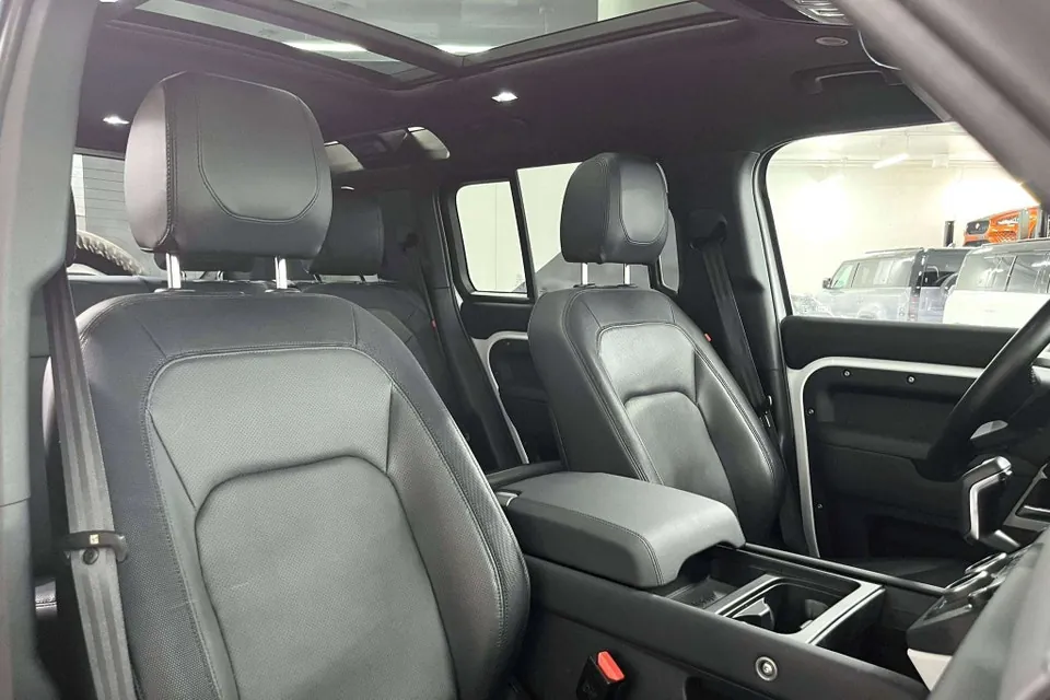 Land Rover Defender 2024 photo 3