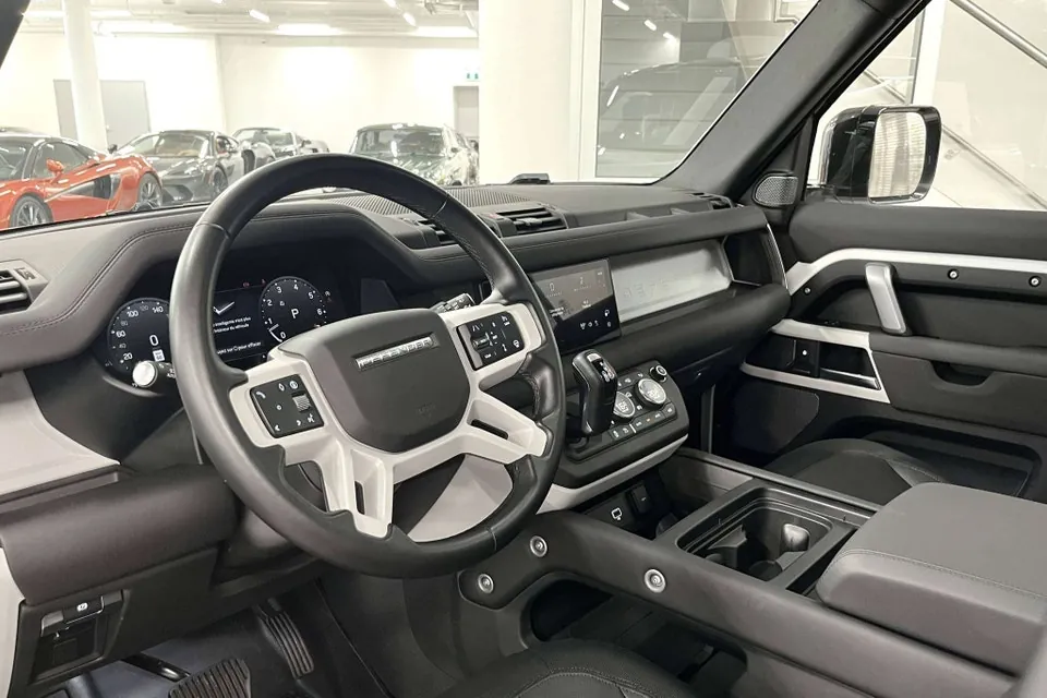 Land Rover Defender 2024 photo 2