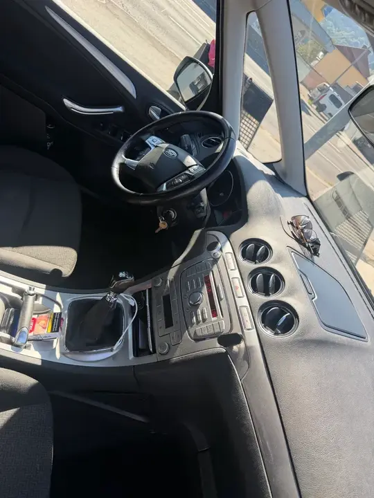 Ford Galaxy 2009 photo 2