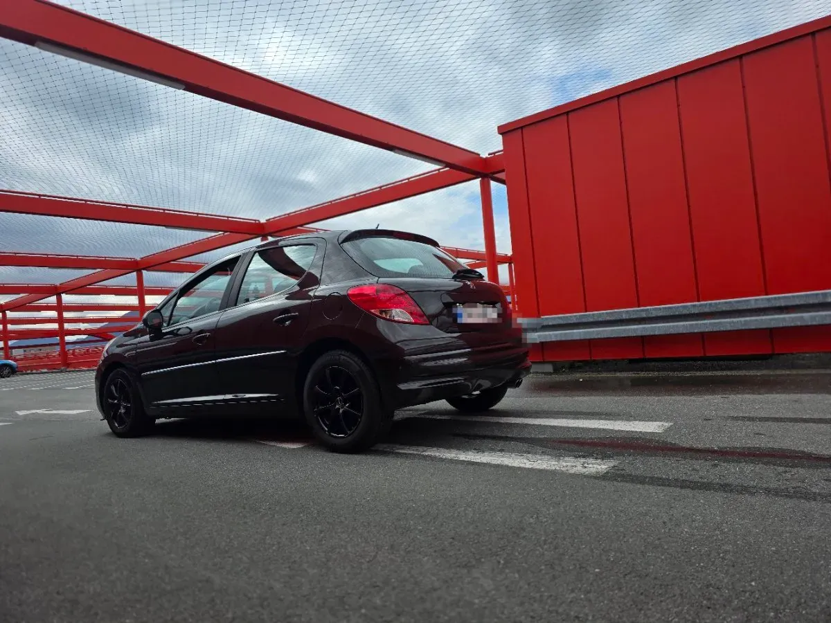 Peugeot 207 2011 photo 3