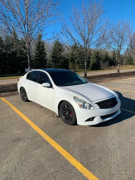 Infiniti G37X 2011 photo 2