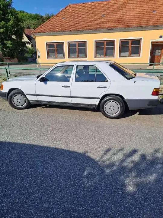 Mercedes-Benz E-Class 1987 photo 2