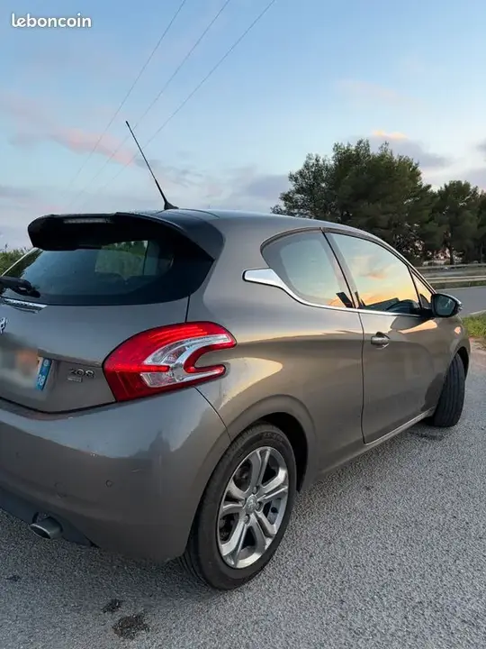 Peugeot 208 2013 photo 2