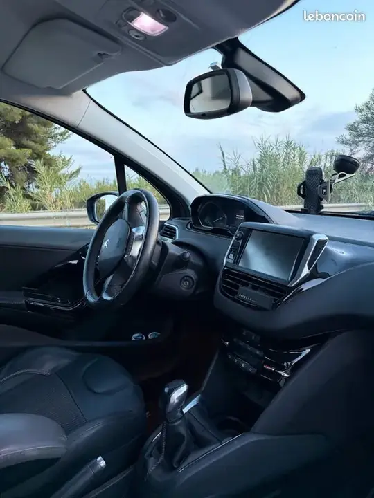 Peugeot 208 2013 photo 3