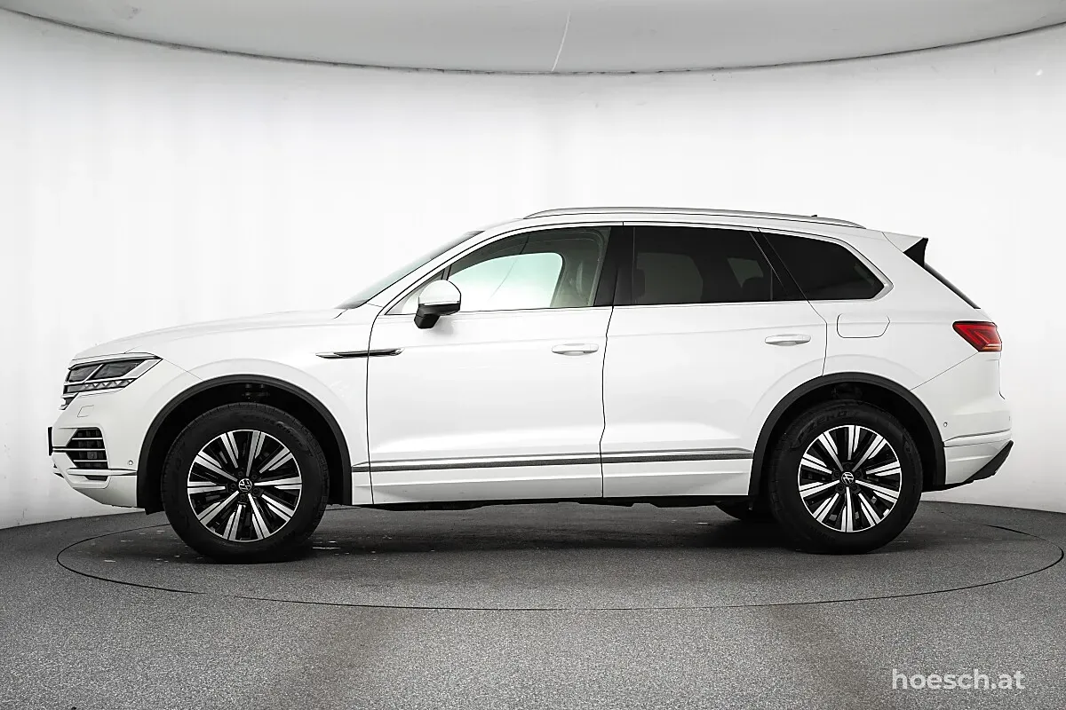 Volkswagen Touareg 2023 photo 3