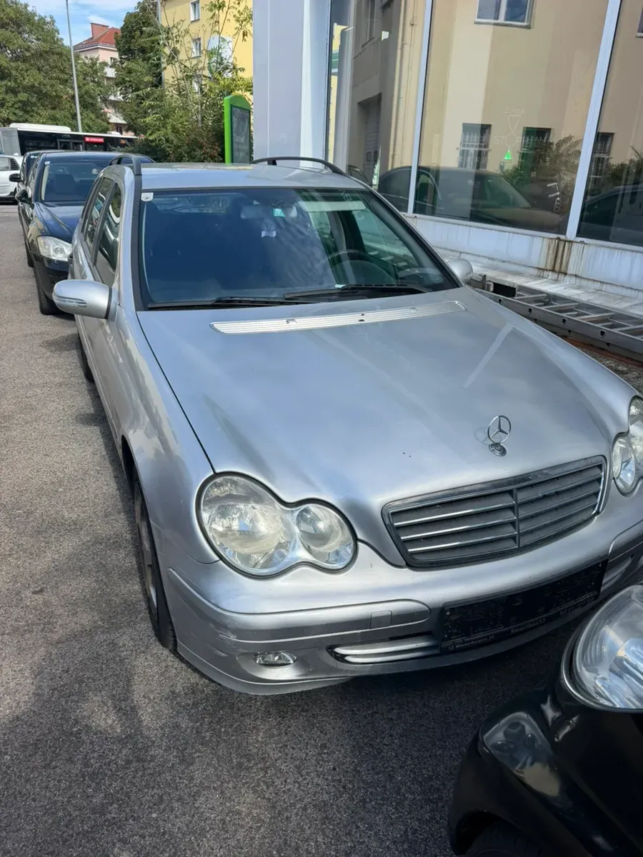 Mercedes-Benz C-Class 2005 photo 2