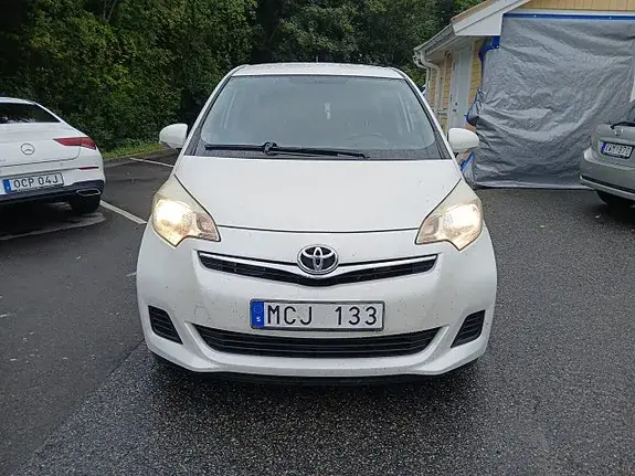 Toyota Verso-S 2011 photo 2