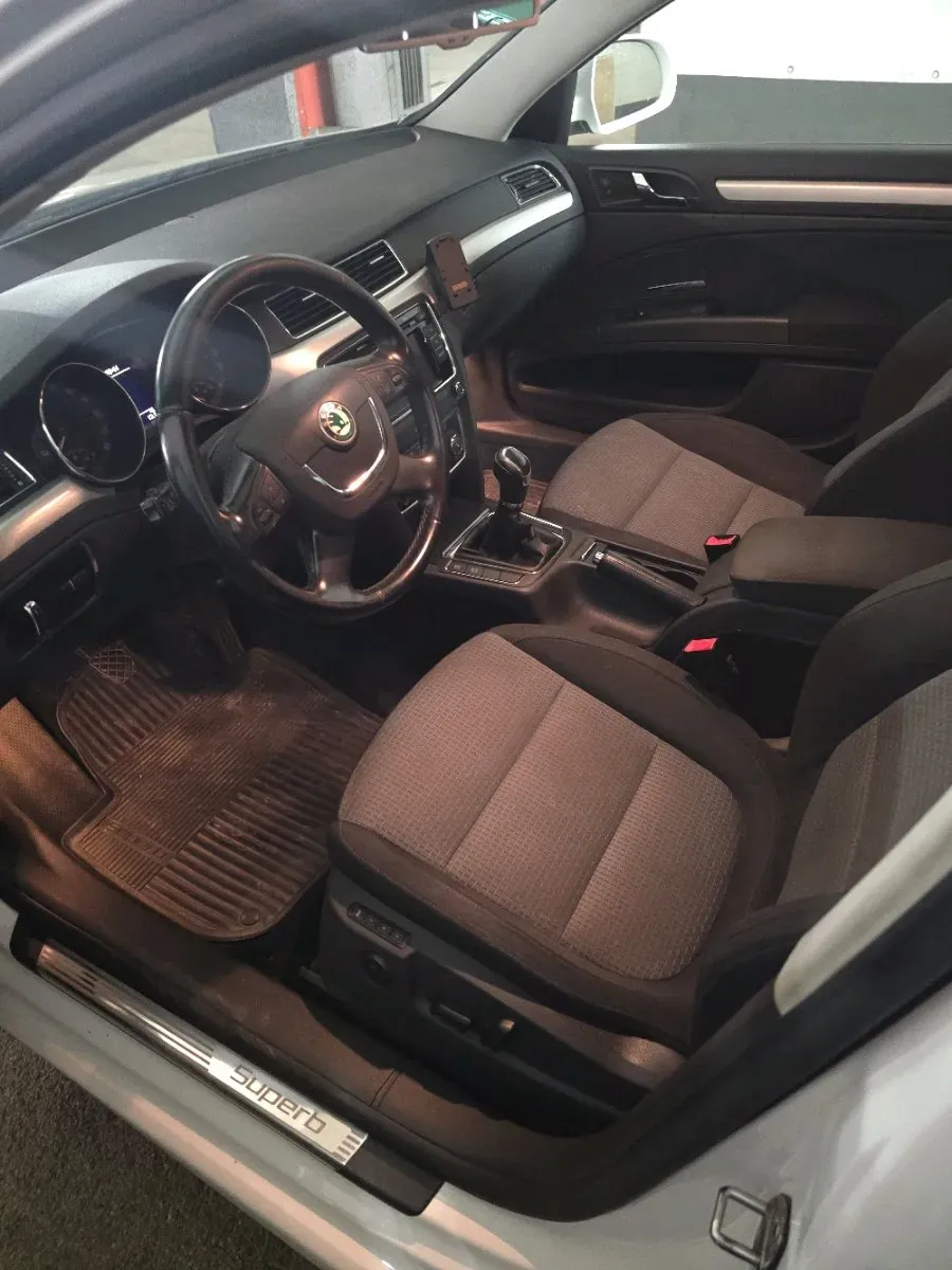 Skoda Superb 2011 photo 3