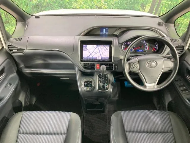 Toyota Voxy 2016 photo 2