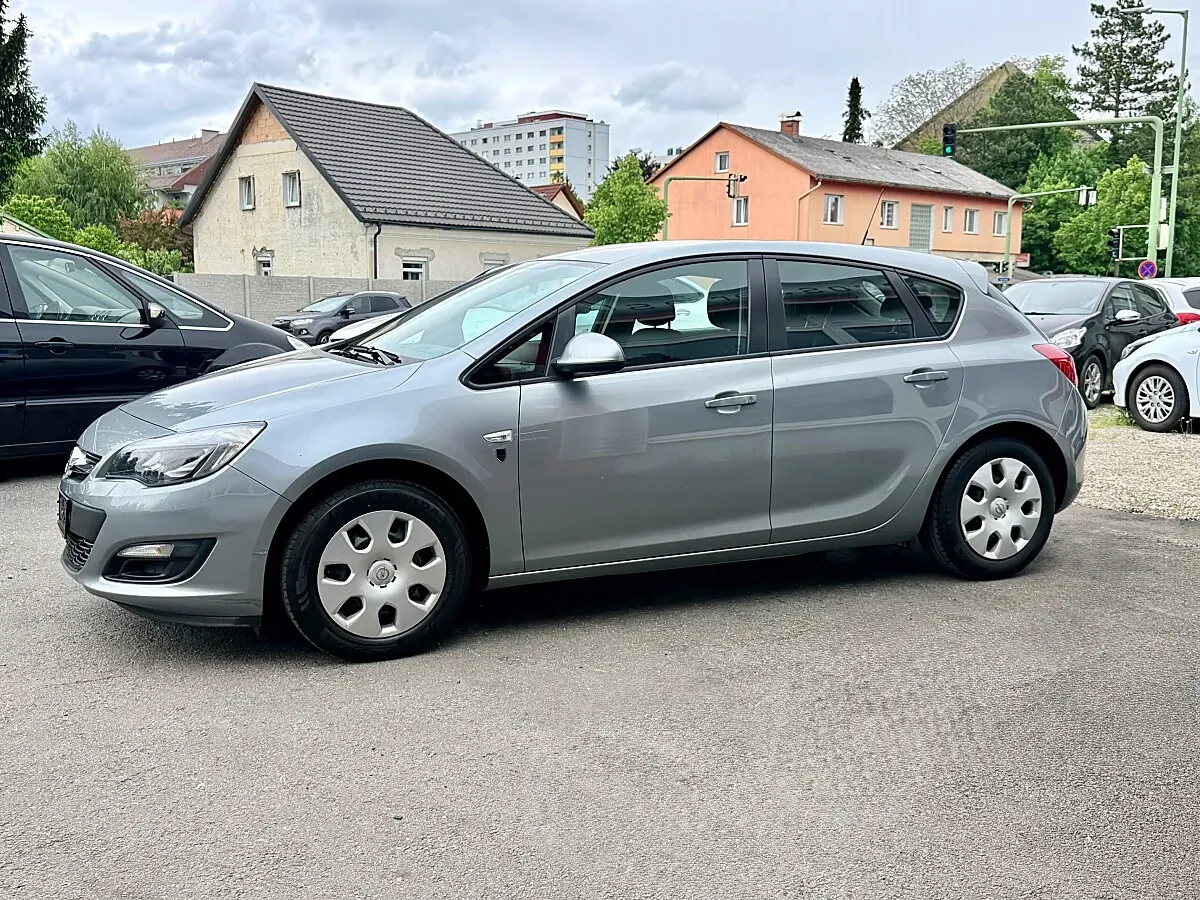 Opel Astra 2012 photo 2
