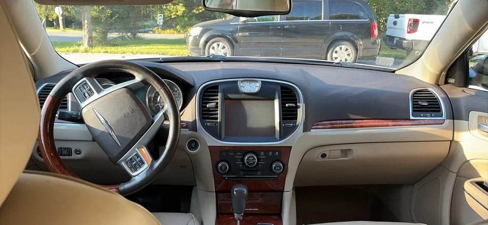 Chrysler 300 2011 photo 3