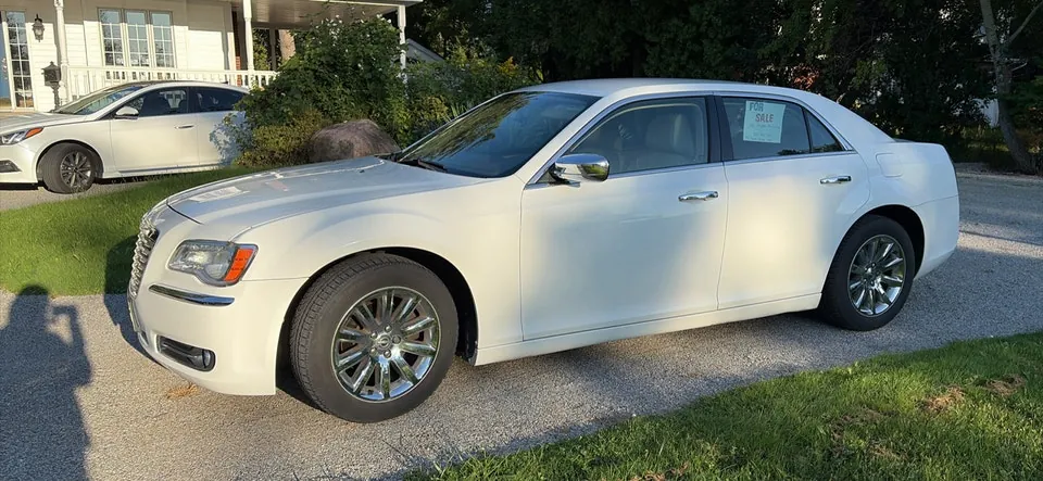 Chrysler 300 2011 photo 2