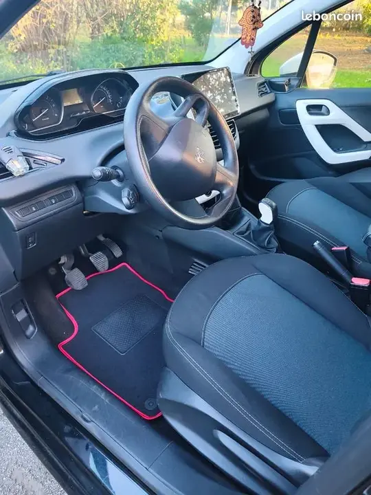Peugeot 208 2016 photo 3