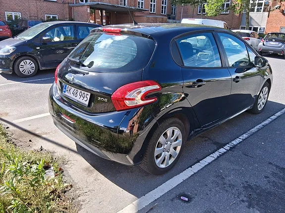 Peugeot 208 2014 photo 2