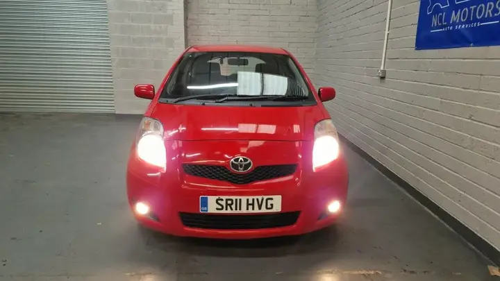 Toyota Yaris 2011 photo 2
