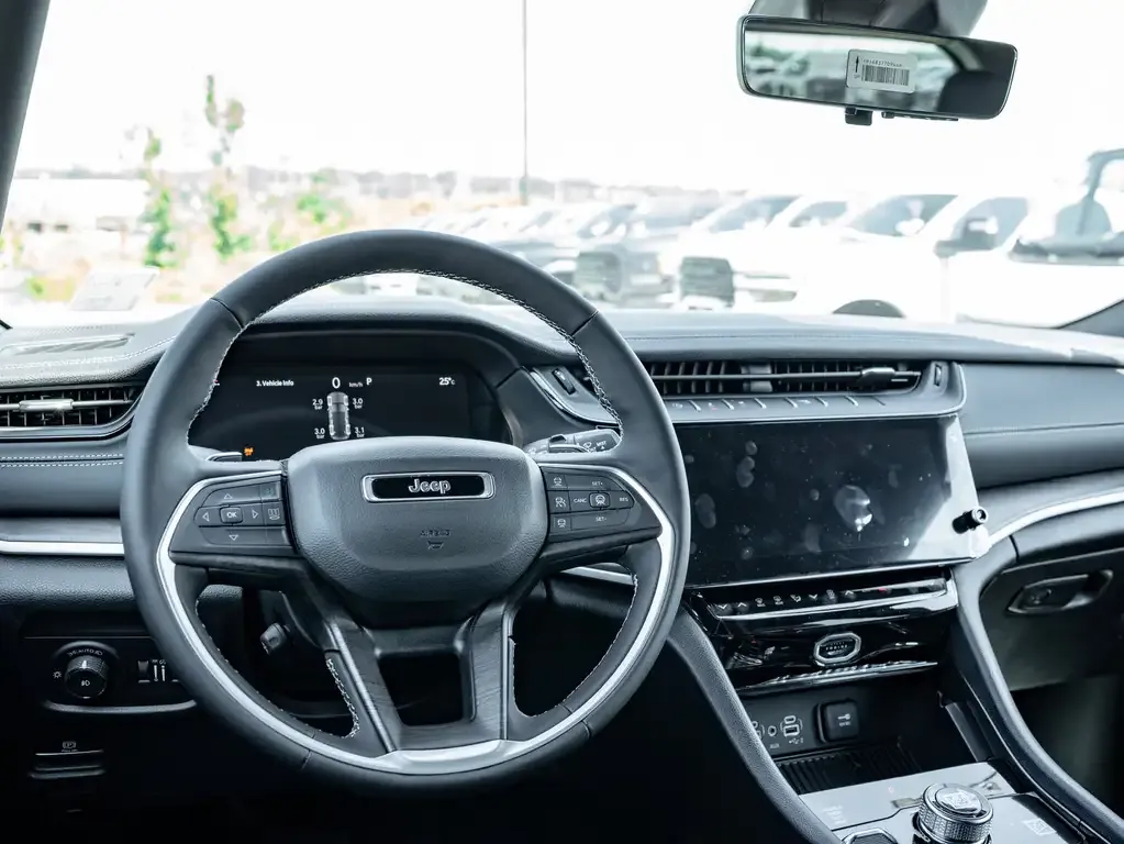 Jeep Grand Cherokee 2026 photo 3