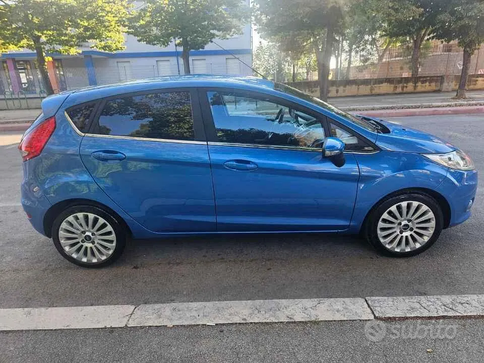Ford Fiesta 2010 photo 2