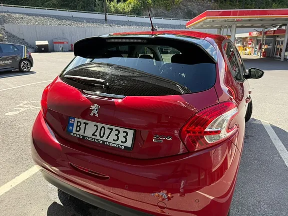 Peugeot 208 2015 photo 5