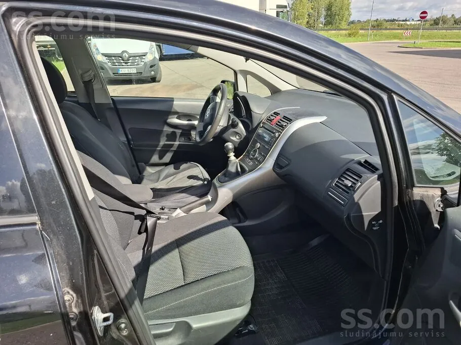 Toyota Auris 2011 photo 2