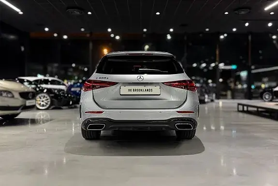 Mercedes-Benz C 300 E 2025 photo 4