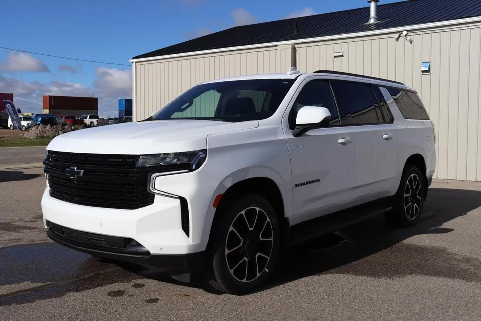 Chevrolet Suburban 2024 photo 3
