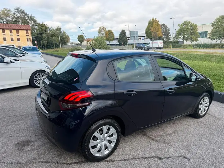 Peugeot 208 2018 photo 3