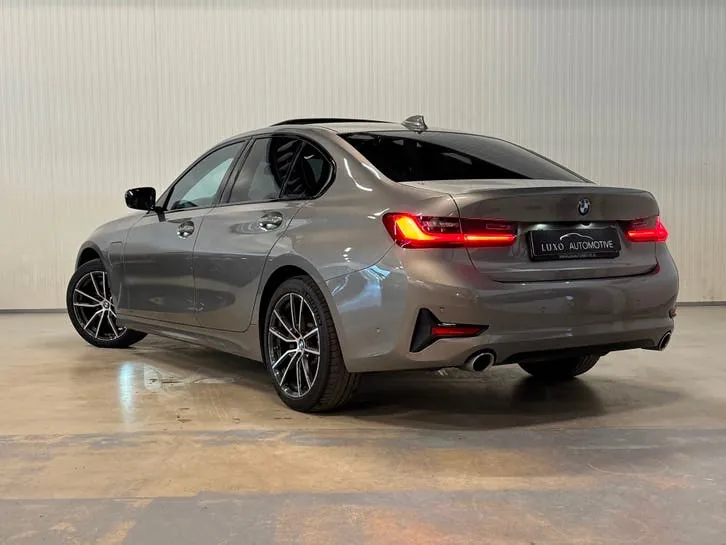 BMW 3 Series 2019 photo 2