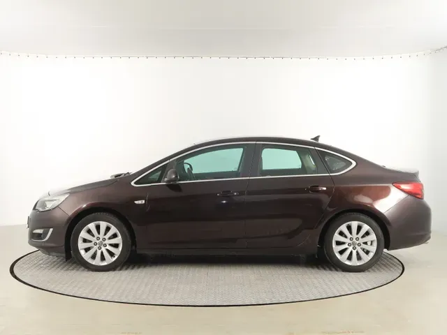 Opel Astra 2014 photo 2