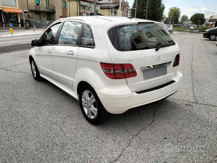 Mercedes-Benz B 180 2010 photo 5