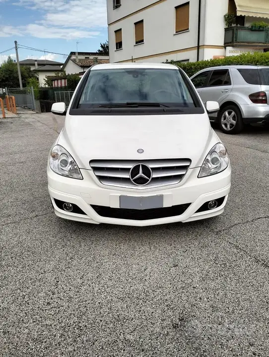 Mercedes-Benz B 180 2010 photo 2