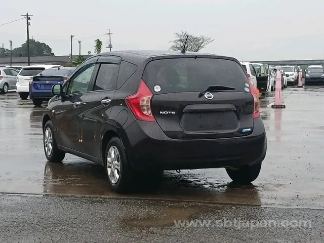 Nissan Note 2013 photo 5