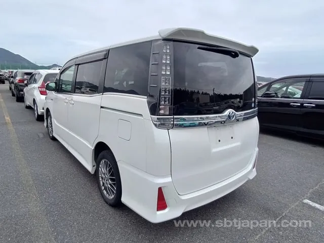 Toyota Voxy 2016 photo 3