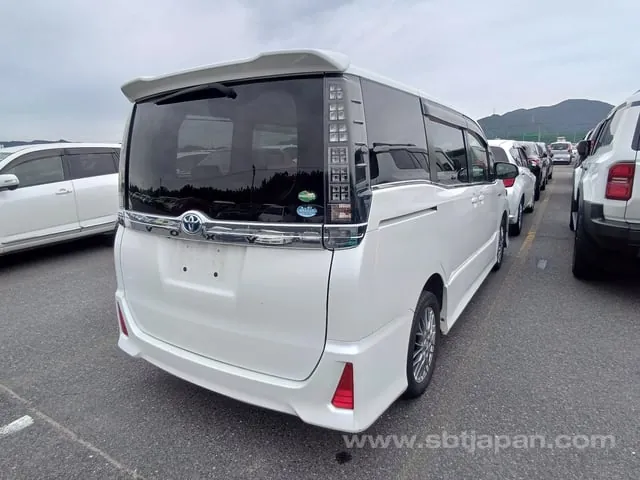 Toyota Voxy 2016 photo 4